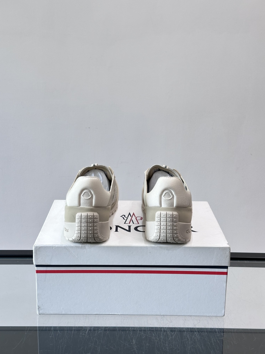 👟Moncler 2026秋季新款网面运动鞋,透气网布+皮革拼接,简约又有机能感。厚底设计,缓震舒适,适合通勤、旅行、户 👟Moncler 2026秋季新款网面运动鞋,透气网布+皮革拼接,简约又有机能感。厚底设计,缓震舒适,适合通勤、旅行、户