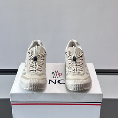 👟Moncler 2026秋季新款网面运动鞋,透气网布+皮革拼接,简约又有机能感。厚底设计,缓震舒适,适合通勤、旅行、户 👟Moncler 2026秋季新款网面运动鞋,透气网布+皮革拼接,简约又有机能感。厚底设计,缓震舒适,适合通勤、旅行、户