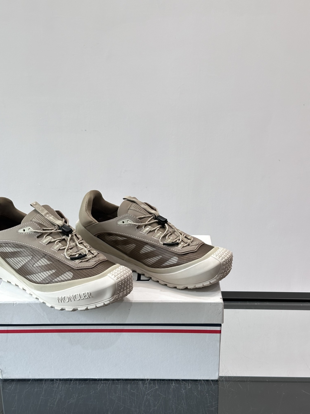 👟Moncler 2026秋季新款网面运动鞋,透气网布+皮革拼接,简约又有机能感。厚底设计,缓震舒适,适合通勤、旅行、户 👟Moncler 2026秋季新款网面运动鞋,透气网布+皮革拼接,简约又有机能感。厚底设计,缓震舒适,适合通勤、旅行、户