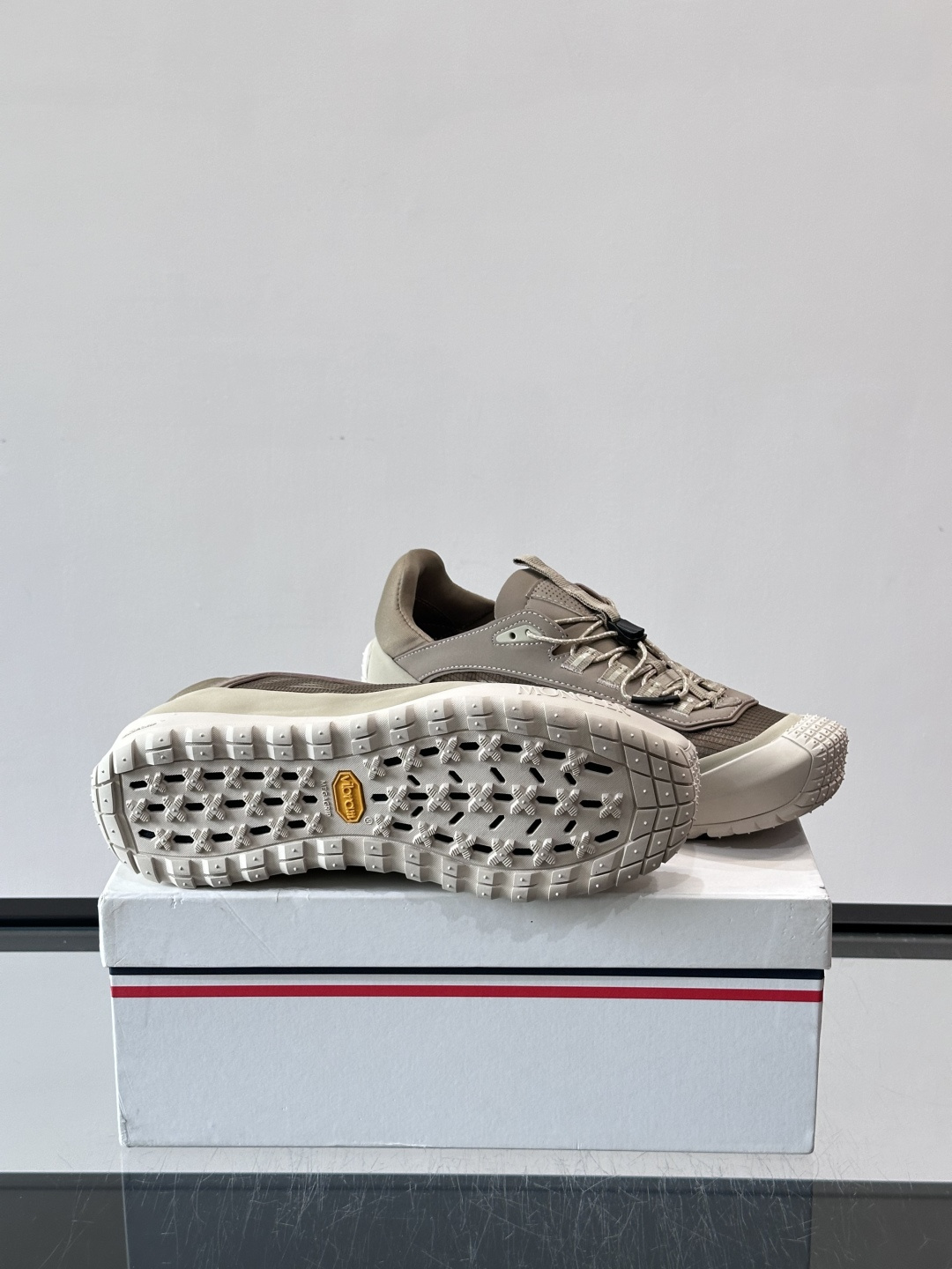 👟Moncler 2026秋季新款网面运动鞋,透气网布+皮革拼接,简约又有机能感。厚底设计,缓震舒适,适合通勤、旅行、户 👟Moncler 2026秋季新款网面运动鞋,透气网布+皮革拼接,简约又有机能感。厚底设计,缓震舒适,适合通勤、旅行、户