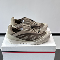 👟Moncler 2026秋季新款网面运动鞋,透气网布+皮革拼接,简约又有机能感。厚底设计,缓震舒适,适合通勤、旅行、户 👟Moncler 2026秋季新款网面运动鞋,透气网布+皮革拼接,简约又有机能感。厚底设计,缓震舒适,适合通勤、旅行、户