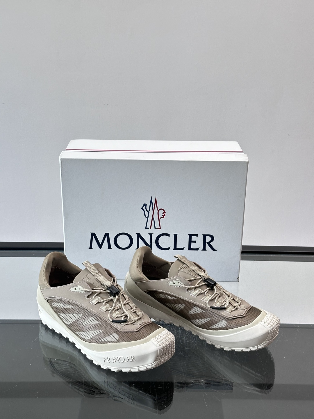👟Moncler 2026秋季新款网面运动鞋,透气网布+皮革拼接,简约又有机能感。厚底设计,缓震舒适,适合通勤、旅行、户 👟Moncler 2026秋季新款网面运动鞋,透气网布+皮革拼接,简约又有机能感。厚底设计,缓震舒适,适合通勤、旅行、户