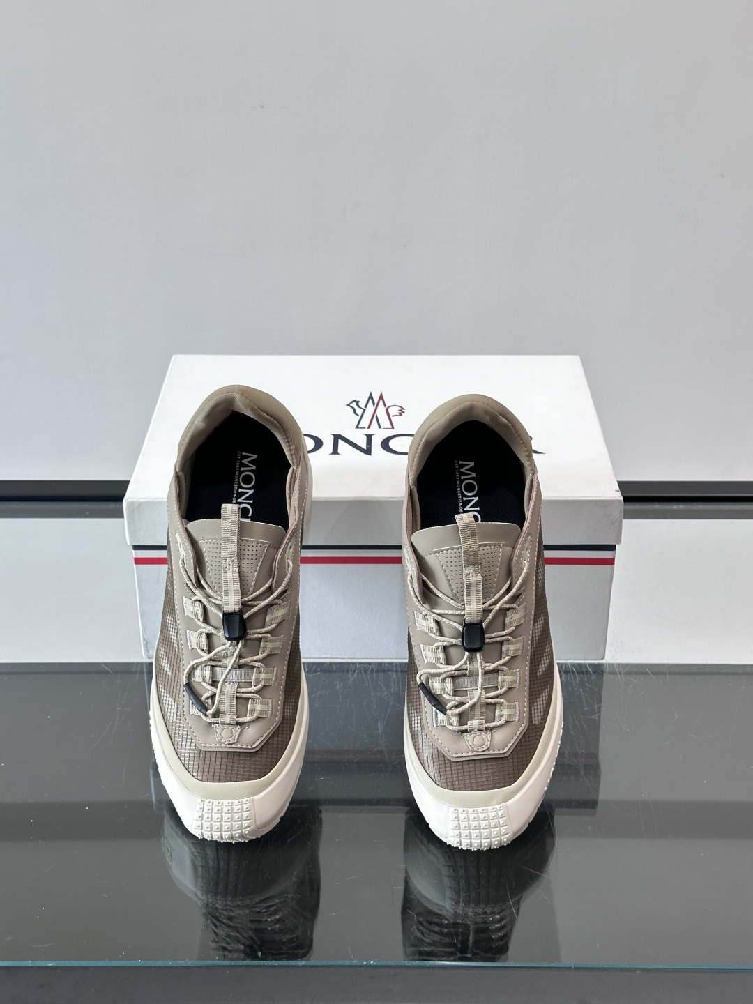 👟Moncler 2026秋季新款网面运动鞋,透气网布+皮革拼接,简约又有机能感。厚底设计,缓震舒适,适合通勤、旅行、户 👟Moncler 2026秋季新款网面运动鞋,透气网布+皮革拼接,简约又有机能感。厚底设计,缓震舒适,适合通勤、旅行、户