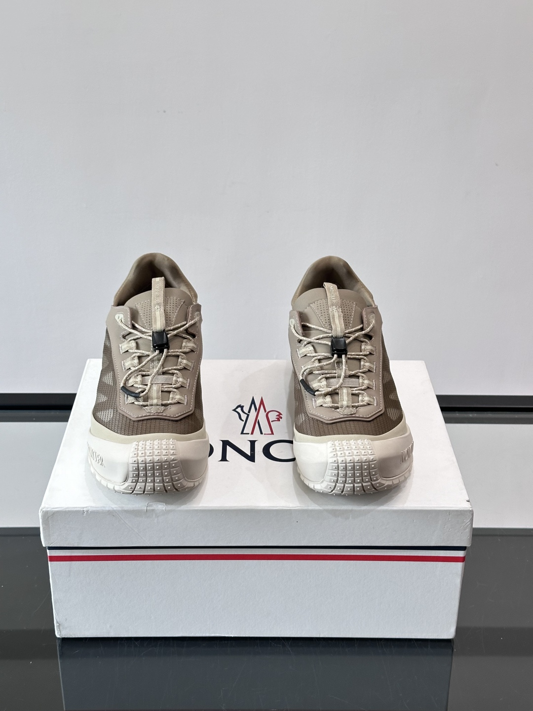 👟Moncler 2026秋季新款网面运动鞋,透气网布+皮革拼接,简约又有机能感。厚底设计,缓震舒适,适合通勤、旅行、户 👟Moncler 2026秋季新款网面运动鞋,透气网布+皮革拼接,简约又有机能感。厚底设计,缓震舒适,适合通勤、旅行、户