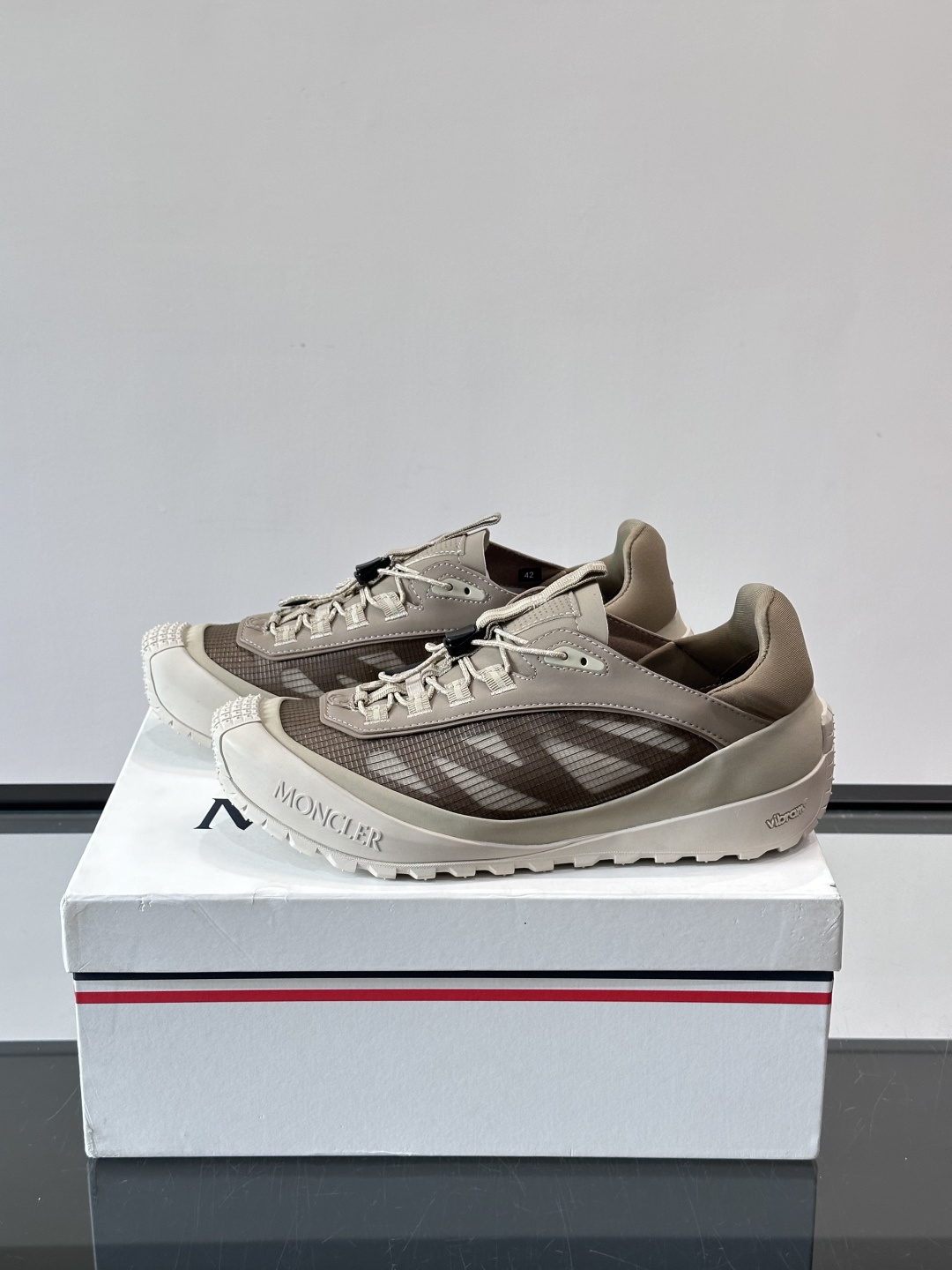 👟Moncler 2026秋季新款网面运动鞋,透气网布+皮革拼接,简约又有机能感。厚底设计,缓震舒适,适合通勤、旅行、户 👟Moncler 2026秋季新款网面运动鞋,透气网布+皮革拼接,简约又有机能感。厚底设计,缓震舒适,适合通勤、旅行、户