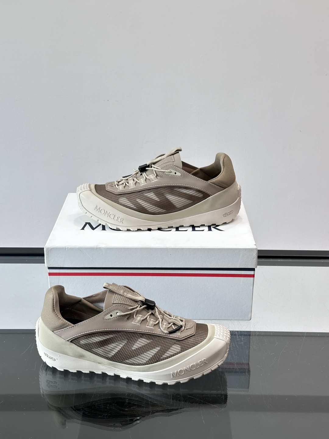 👟Moncler 2026秋季新款网面运动鞋,透气网布+皮革拼接,简约又有机能感。厚底设计,缓震舒适,适合通勤、旅行、户 👟Moncler 2026秋季新款网面运动鞋,透气网布+皮革拼接,简约又有机能感。厚底设计,缓震舒适,适合通勤、旅行、户