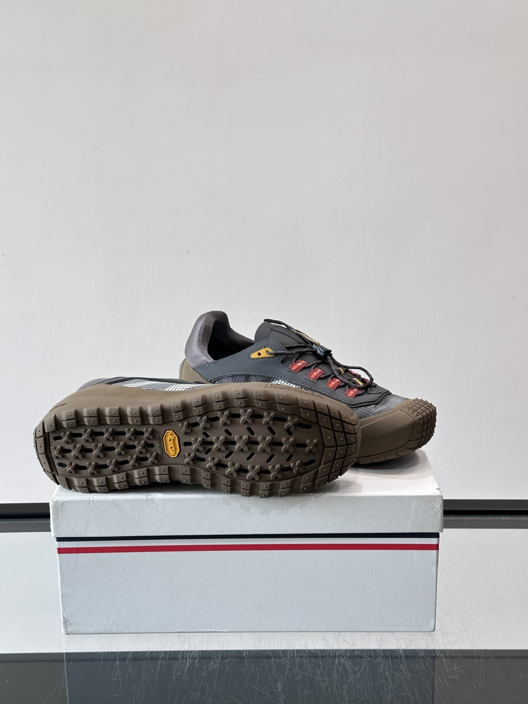 👟Moncler 2026秋季新款网面运动鞋，透气网布+皮革拼接，简约又有机能感。厚底设计，缓震舒适，适合通勤、旅行、户