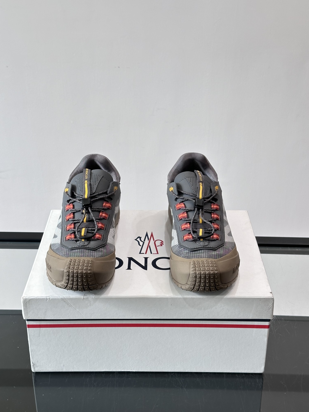 👟Moncler 2026秋季新款网面运动鞋，透气网布+皮革拼接，简约又有机能感。厚底设计，缓震舒适，适合通勤、旅行、户