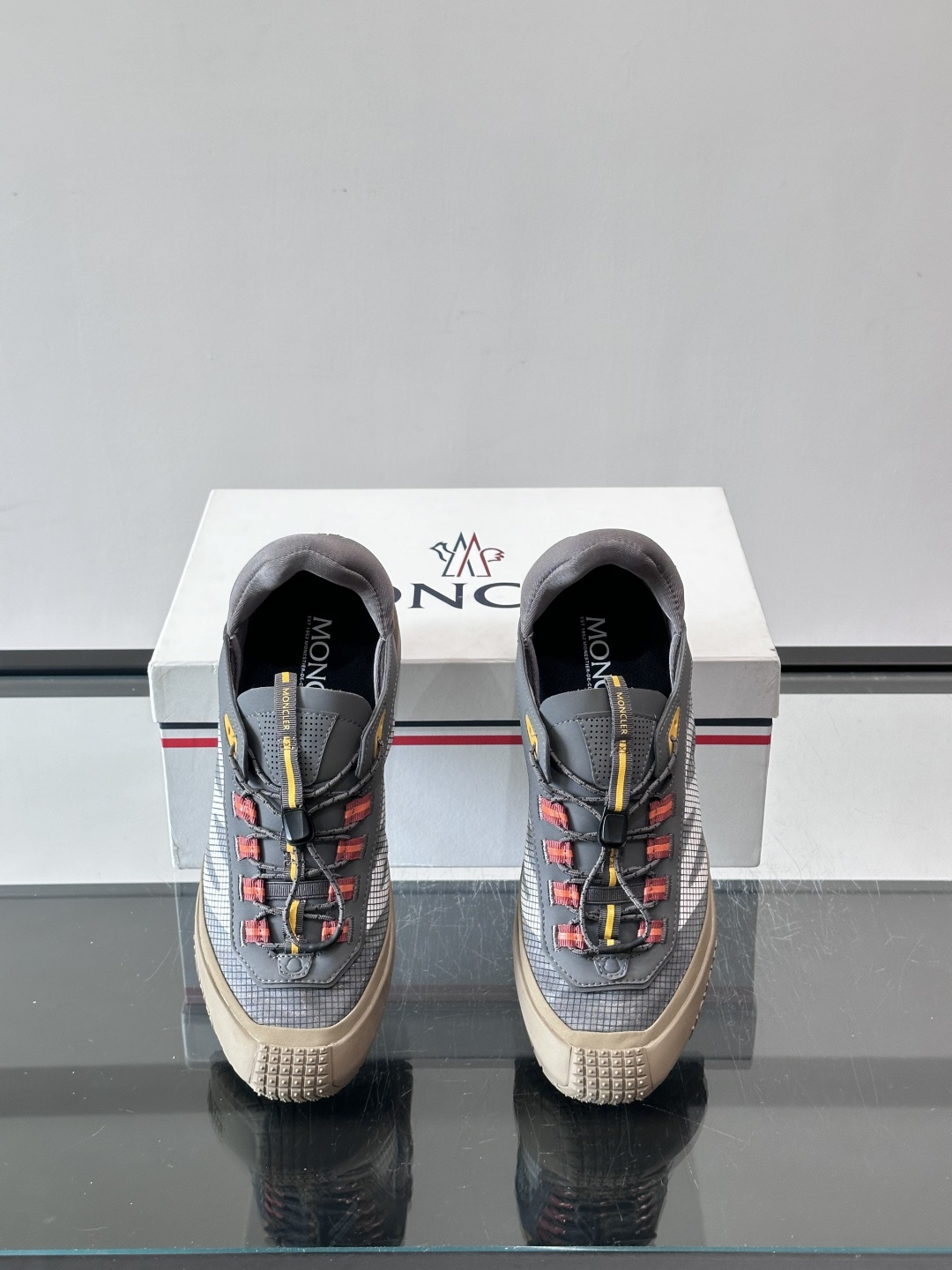 👟Moncler 2026秋季新款网面运动鞋，透气网布+皮革拼接，简约又有机能感。厚底设计，缓震舒适，适合通勤、旅行、户