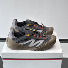 👟Moncler 2026秋季新款网面运动鞋,透气网布+皮革拼接,简约又有机能感。厚底设计,缓震舒适,适合通勤、旅行、户 👟Moncler 2026秋季新款网面运动鞋,透气网布+皮革拼接,简约又有机能感。厚底设计,缓震舒适,适合通勤、旅行、户