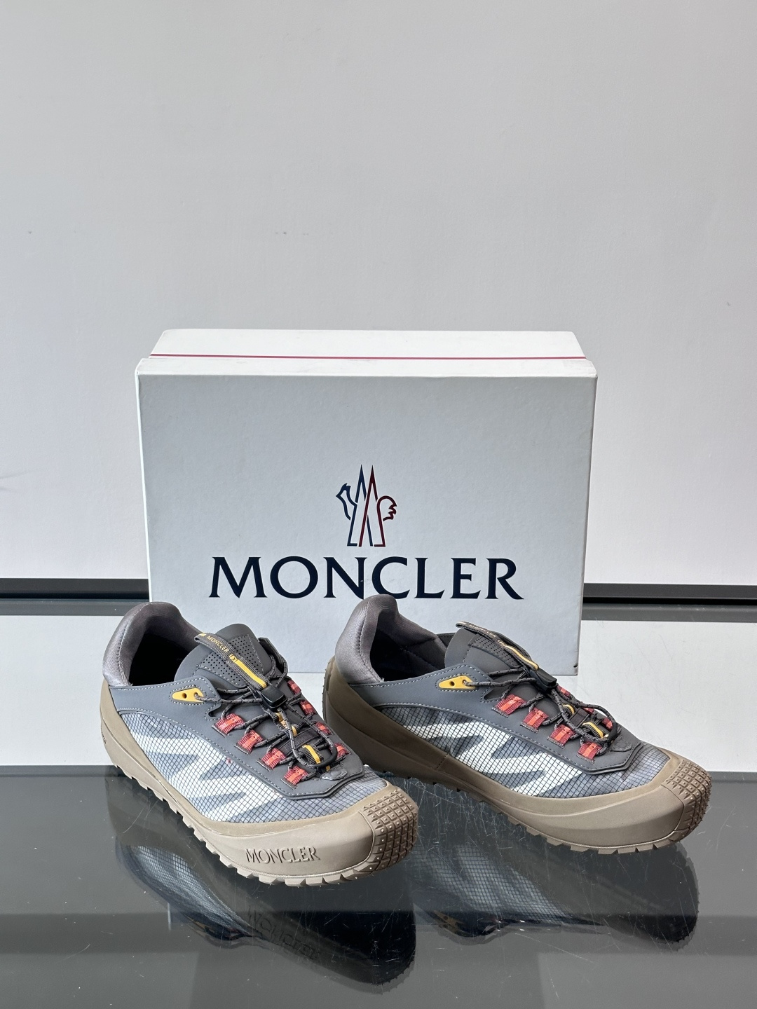 👟Moncler 2026秋季新款网面运动鞋，透气网布+皮革拼接，简约又有机能感。厚底设计，缓震舒适，适合通勤、旅行、户