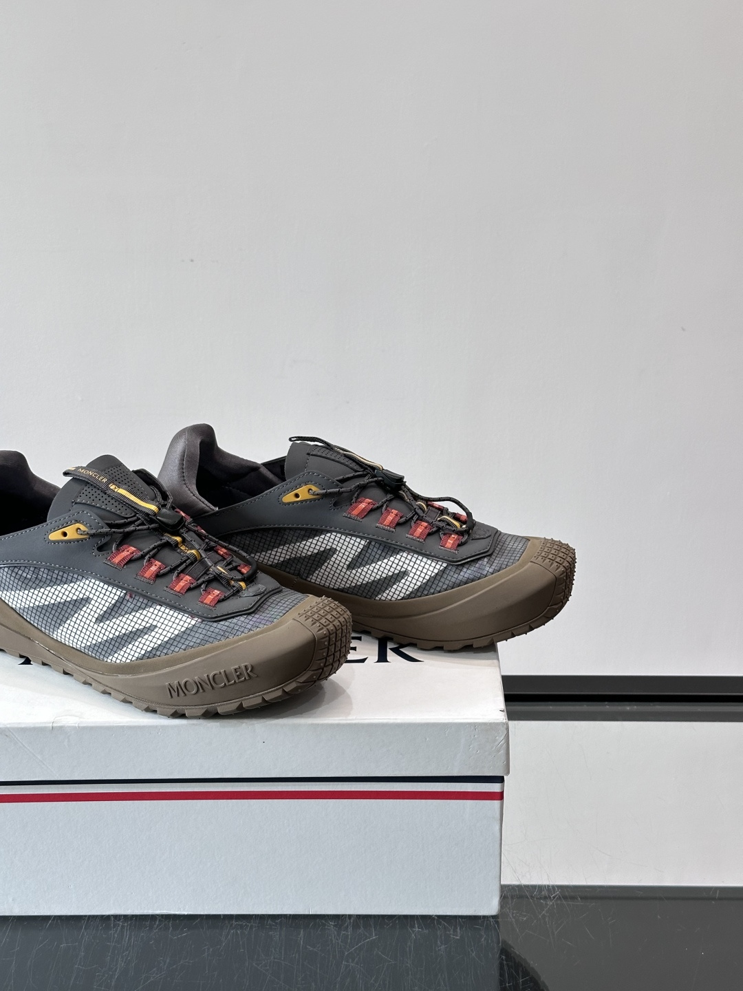 👟Moncler 2026秋季新款网面运动鞋，透气网布+皮革拼接，简约又有机能感。厚底设计，缓震舒适，适合通勤、旅行、户