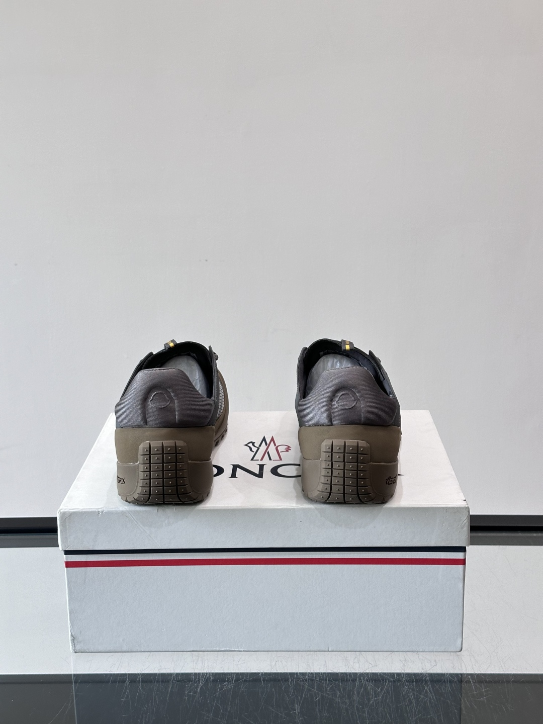 👟Moncler 2026秋季新款网面运动鞋，透气网布+皮革拼接，简约又有机能感。厚底设计，缓震舒适，适合通勤、旅行、户