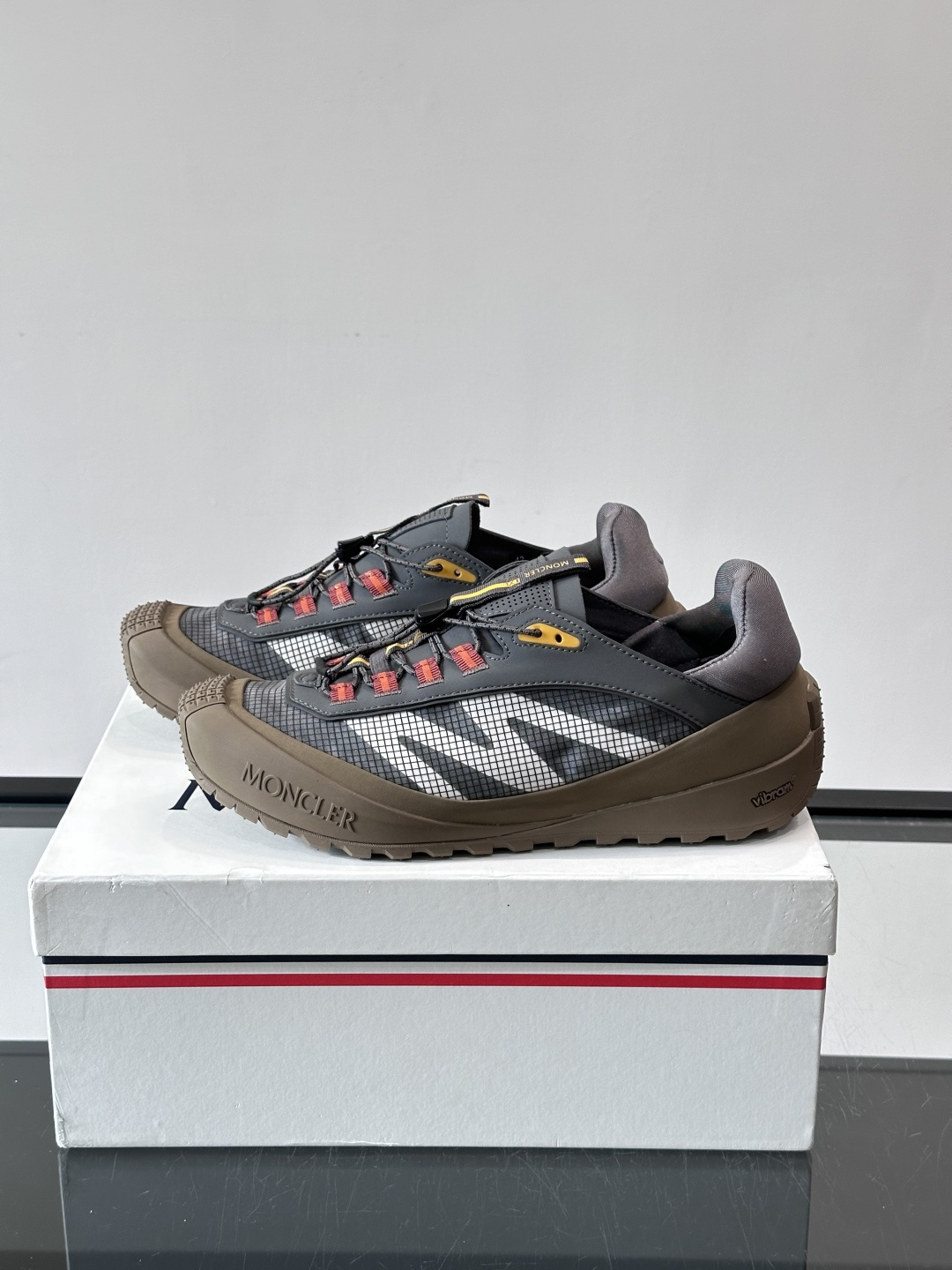 👟Moncler 2026秋季新款网面运动鞋，透气网布+皮革拼接，简约又有机能感。厚底设计，缓震舒适，适合通勤、旅行、户