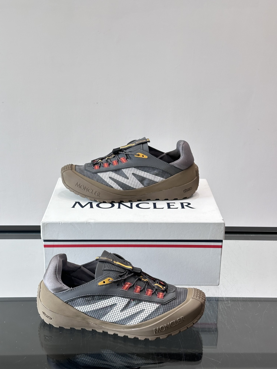 👟Moncler 2026秋季新款网面运动鞋，透气网布+皮革拼接，简约又有机能感。厚底设计，缓震舒适，适合通勤、旅行、户