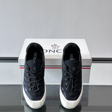 👟Moncler 2026秋季新款网面运动鞋,透气网布+皮革拼接,简约又有机能感。厚底设计,缓震舒适,适合通勤、旅行、户 👟Moncler 2026秋季新款网面运动鞋,透气网布+皮革拼接,简约又有机能感。厚底设计,缓震舒适,适合通勤、旅行、户