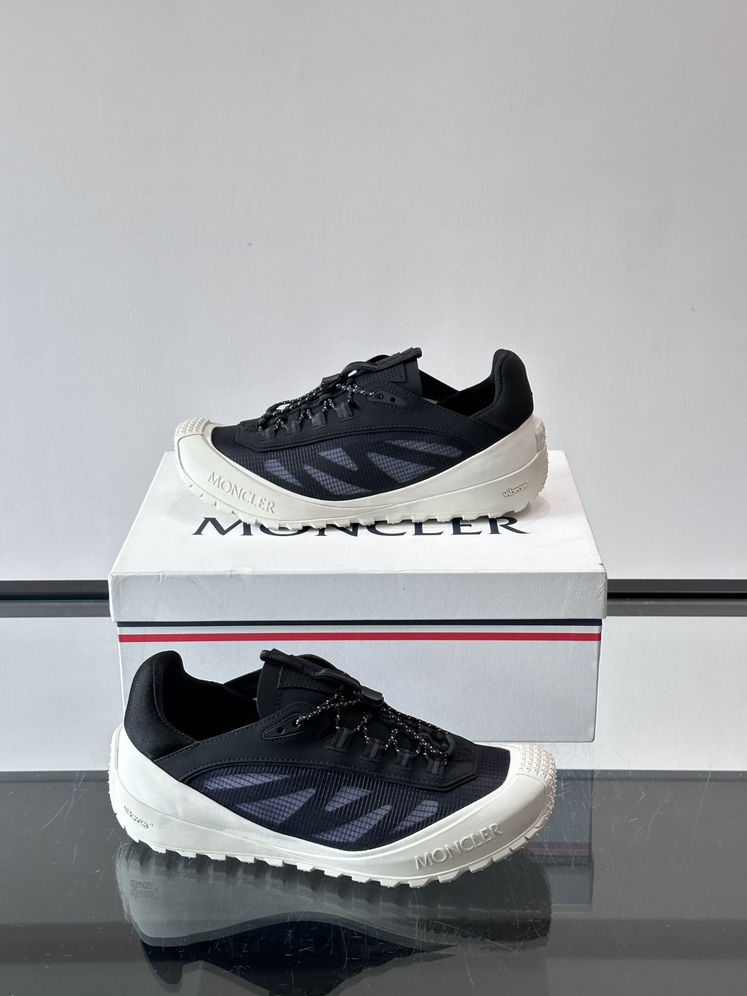 👟Moncler 2026秋季新款网面运动鞋,透气网布+皮革拼接,简约又有机能感。厚底设计,缓震舒适,适合通勤、旅行、户 👟Moncler 2026秋季新款网面运动鞋,透气网布+皮革拼接,简约又有机能感。厚底设计,缓震舒适,适合通勤、旅行、户
