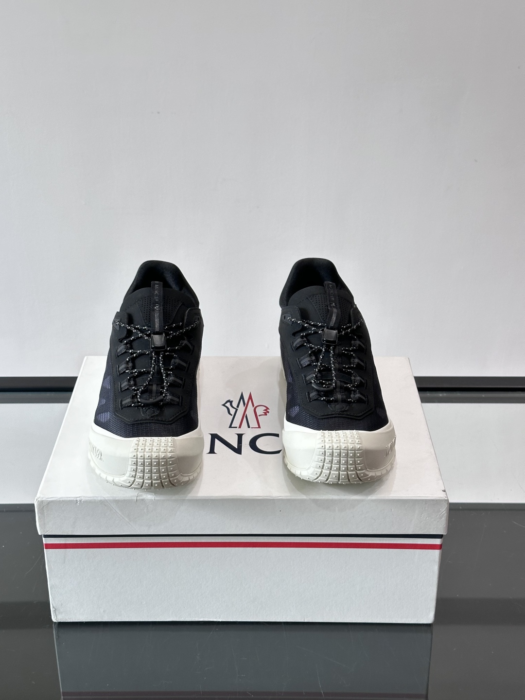 👟Moncler 2026秋季新款网面运动鞋,透气网布+皮革拼接,简约又有机能感。厚底设计,缓震舒适,适合通勤、旅行、户 👟Moncler 2026秋季新款网面运动鞋,透气网布+皮革拼接,简约又有机能感。厚底设计,缓震舒适,适合通勤、旅行、户