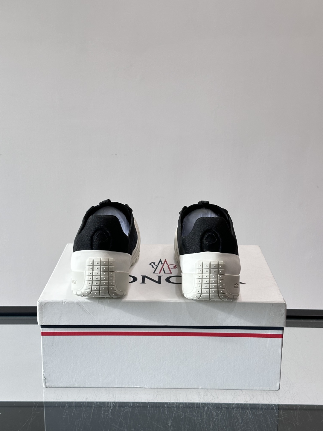👟Moncler 2026秋季新款网面运动鞋,透气网布+皮革拼接,简约又有机能感。厚底设计,缓震舒适,适合通勤、旅行、户 👟Moncler 2026秋季新款网面运动鞋,透气网布+皮革拼接,简约又有机能感。厚底设计,缓震舒适,适合通勤、旅行、户