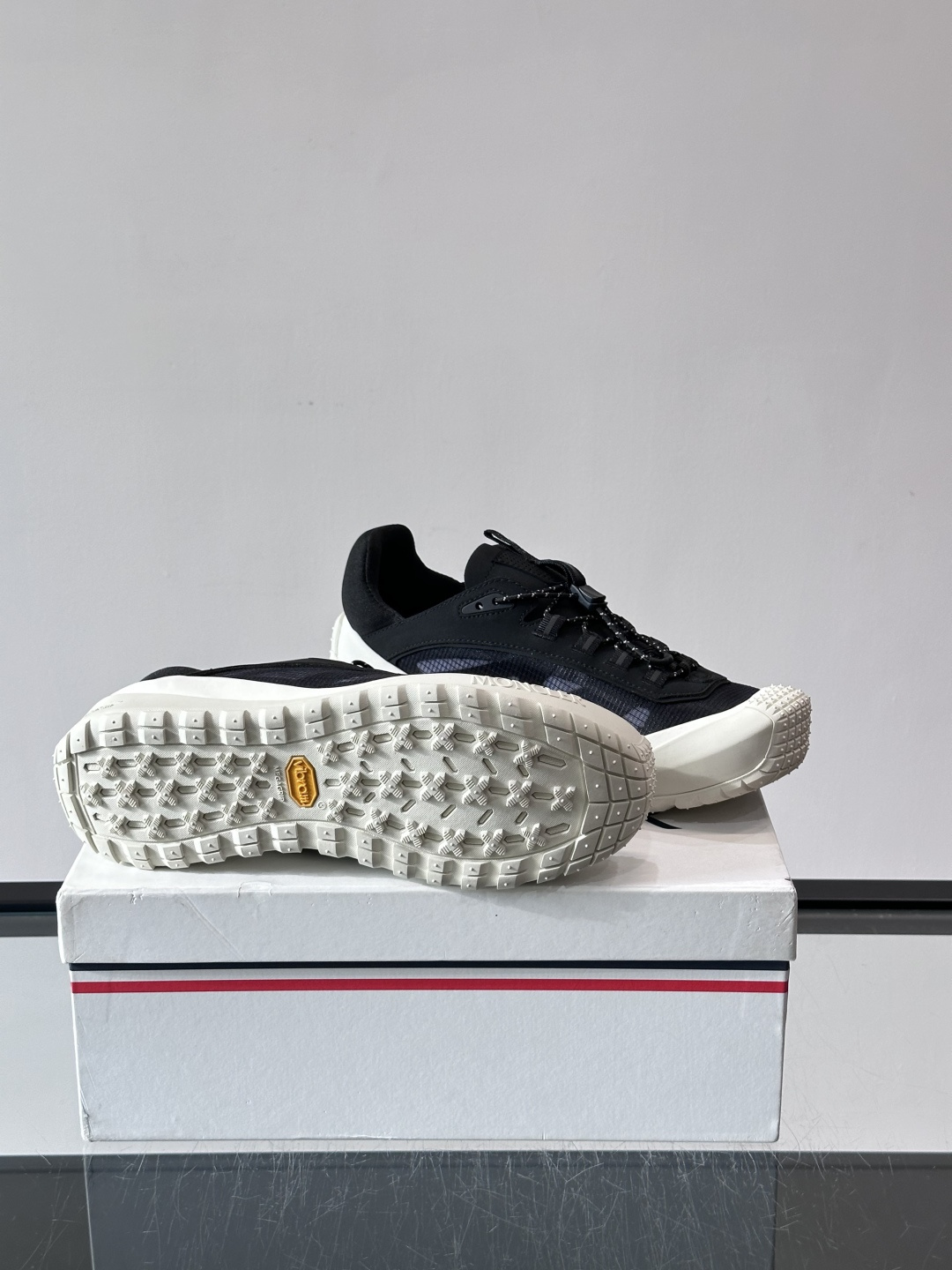 👟Moncler 2026秋季新款网面运动鞋,透气网布+皮革拼接,简约又有机能感。厚底设计,缓震舒适,适合通勤、旅行、户 👟Moncler 2026秋季新款网面运动鞋,透气网布+皮革拼接,简约又有机能感。厚底设计,缓震舒适,适合通勤、旅行、户