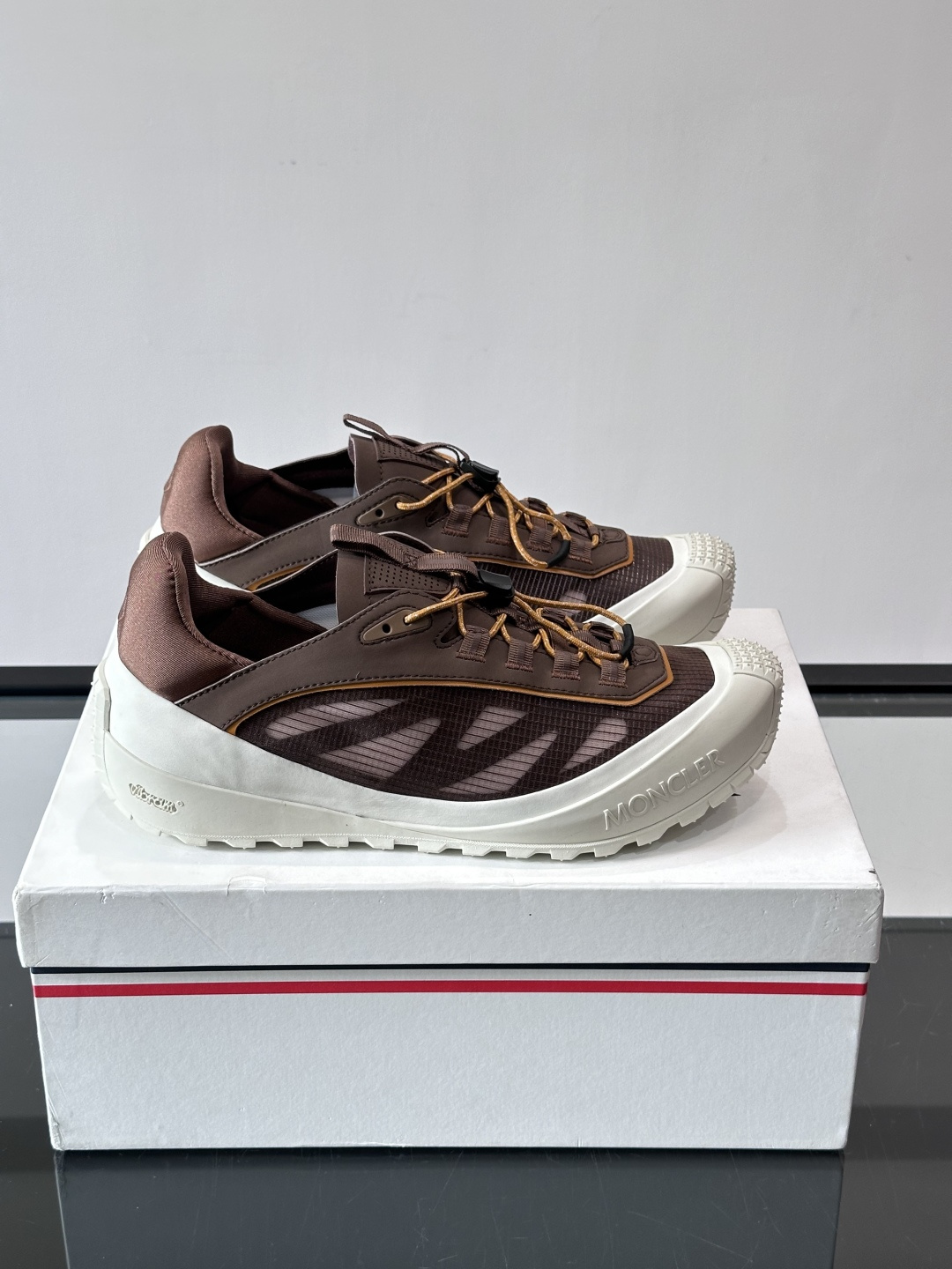 👟Moncler 2026秋季新款网面运动鞋,透气网布+皮革拼接,简约又有机能感。厚底设计,缓震舒适,适合通勤、旅行、户 👟Moncler 2026秋季新款网面运动鞋,透气网布+皮革拼接,简约又有机能感。厚底设计,缓震舒适,适合通勤、旅行、户