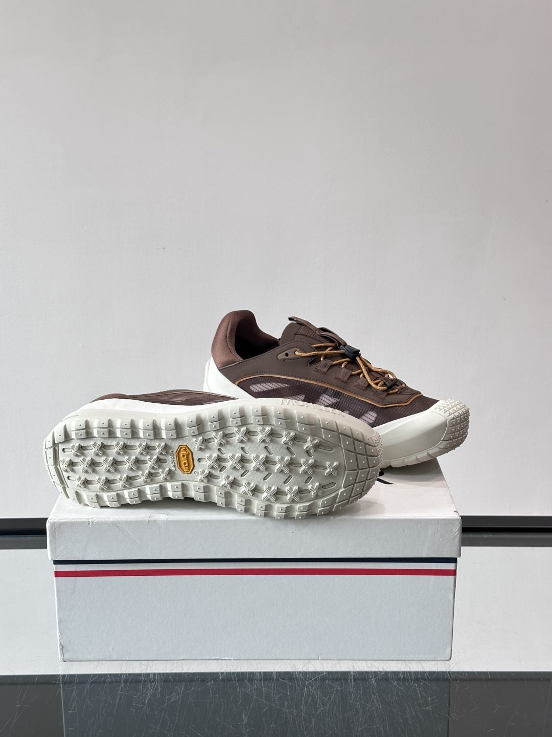 👟Moncler 2026秋季新款网面运动鞋，透气网布+皮革拼接，简约又有机能感。厚底设计，缓震舒适，适合通勤、旅行、户