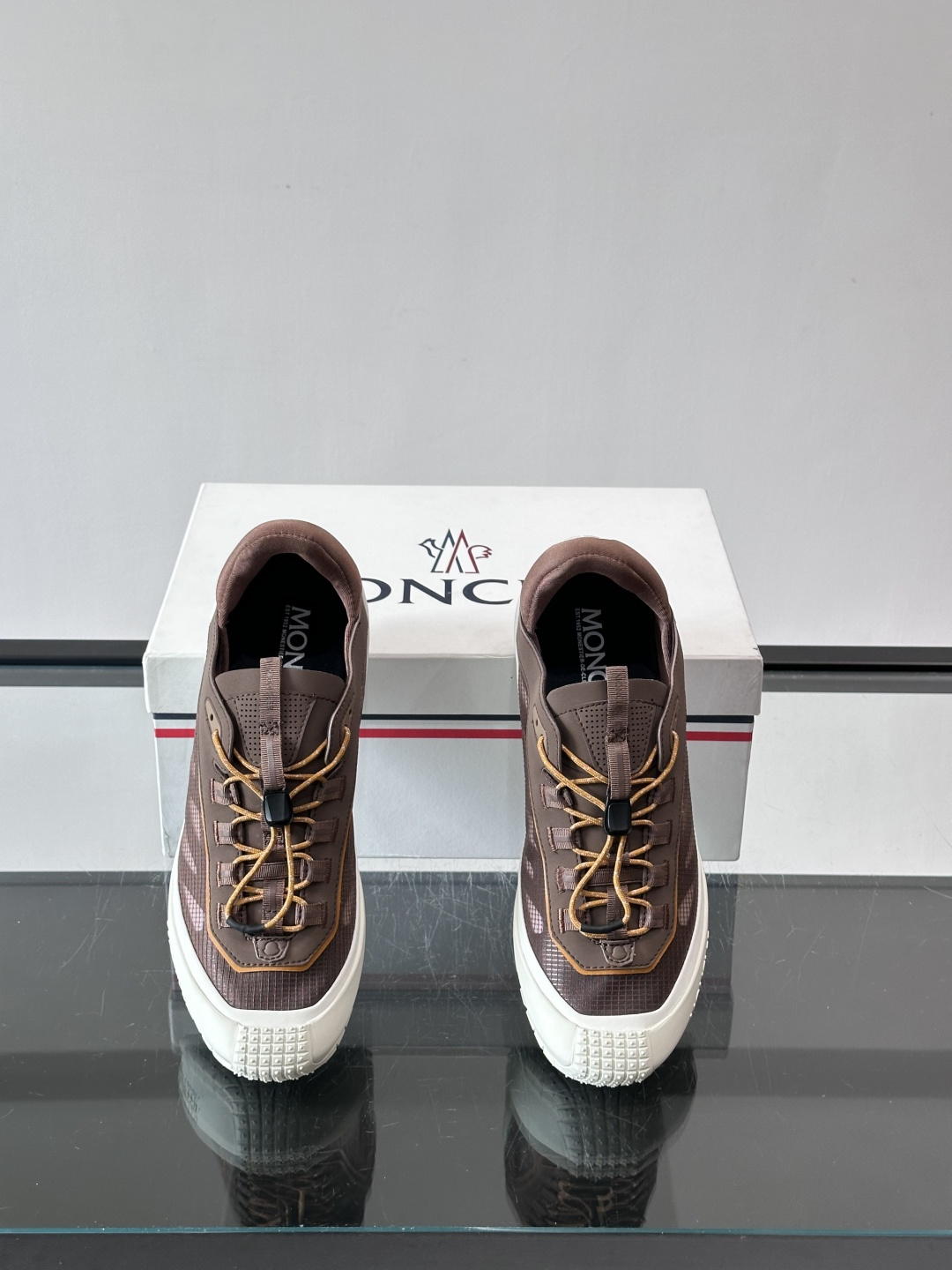 👟Moncler 2026秋季新款网面运动鞋，透气网布+皮革拼接，简约又有机能感。厚底设计，缓震舒适，适合通勤、旅行、户