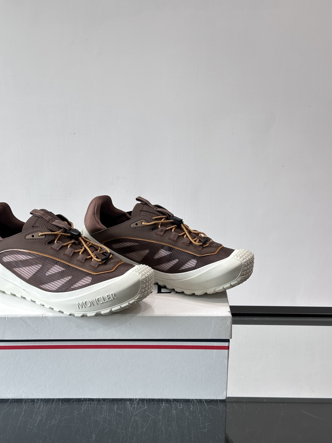 👟Moncler 2026秋季新款网面运动鞋，透气网布+皮革拼接，简约又有机能感。厚底设计，缓震舒适，适合通勤、旅行、户