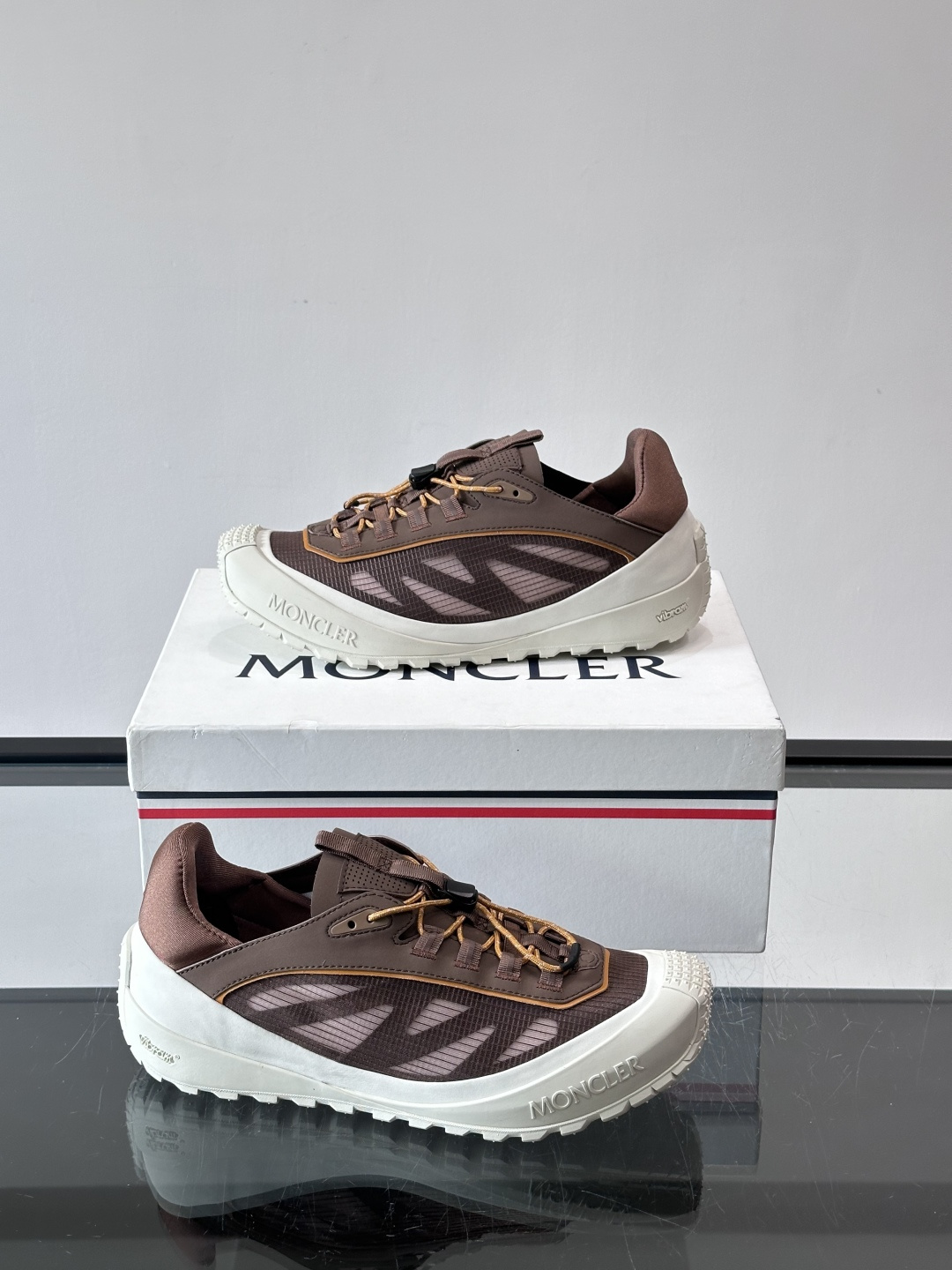 👟Moncler 2026秋季新款网面运动鞋，透气网布+皮革拼接，简约又有机能感。厚底设计，缓震舒适，适合通勤、旅行、户