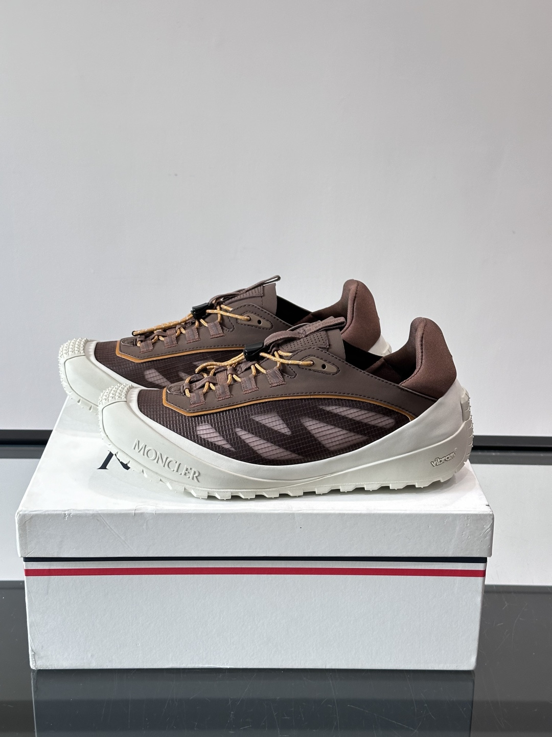 👟Moncler 2026秋季新款网面运动鞋，透气网布+皮革拼接，简约又有机能感。厚底设计，缓震舒适，适合通勤、旅行、户