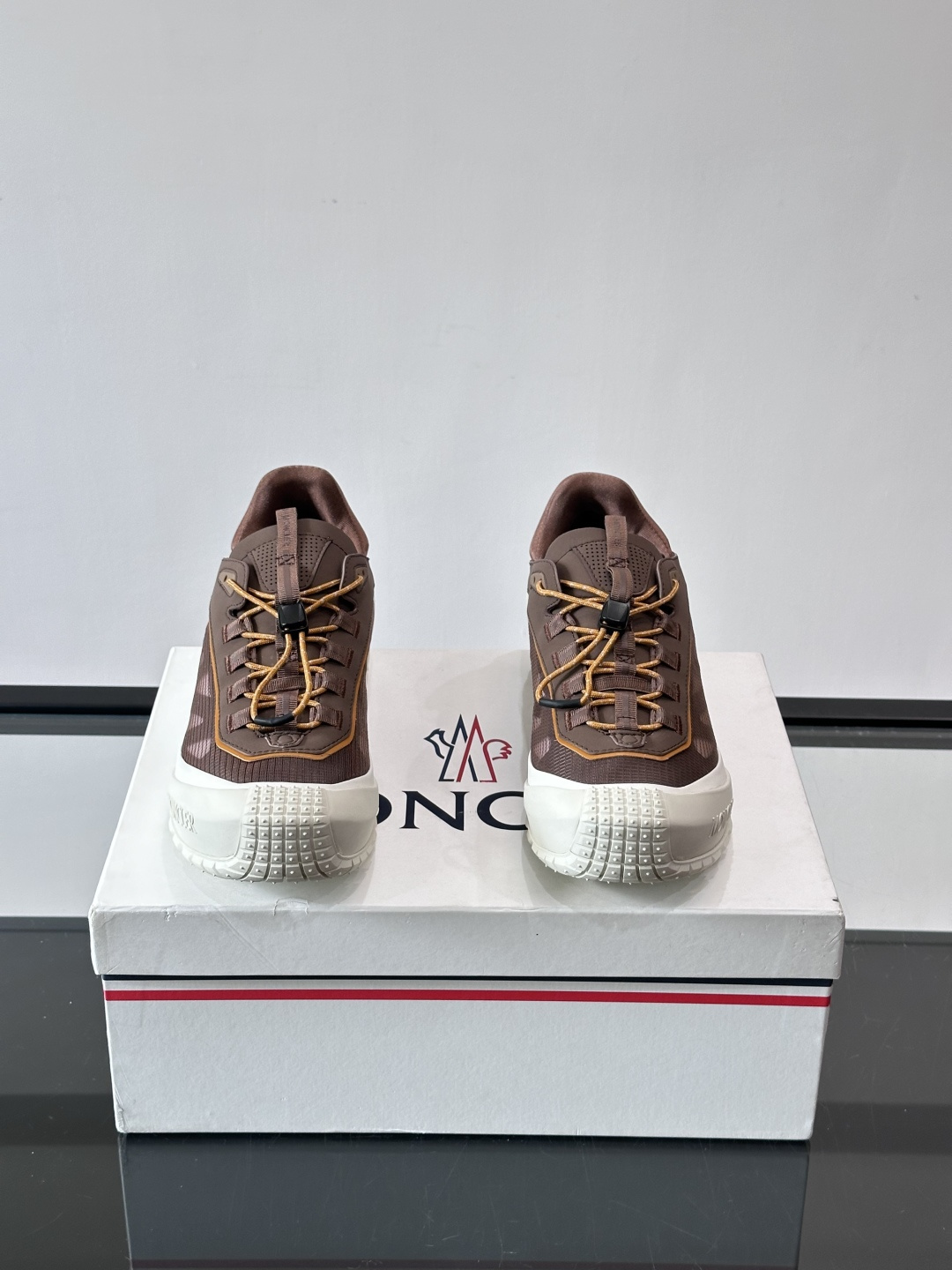 👟Moncler 2026秋季新款网面运动鞋，透气网布+皮革拼接，简约又有机能感。厚底设计，缓震舒适，适合通勤、旅行、户