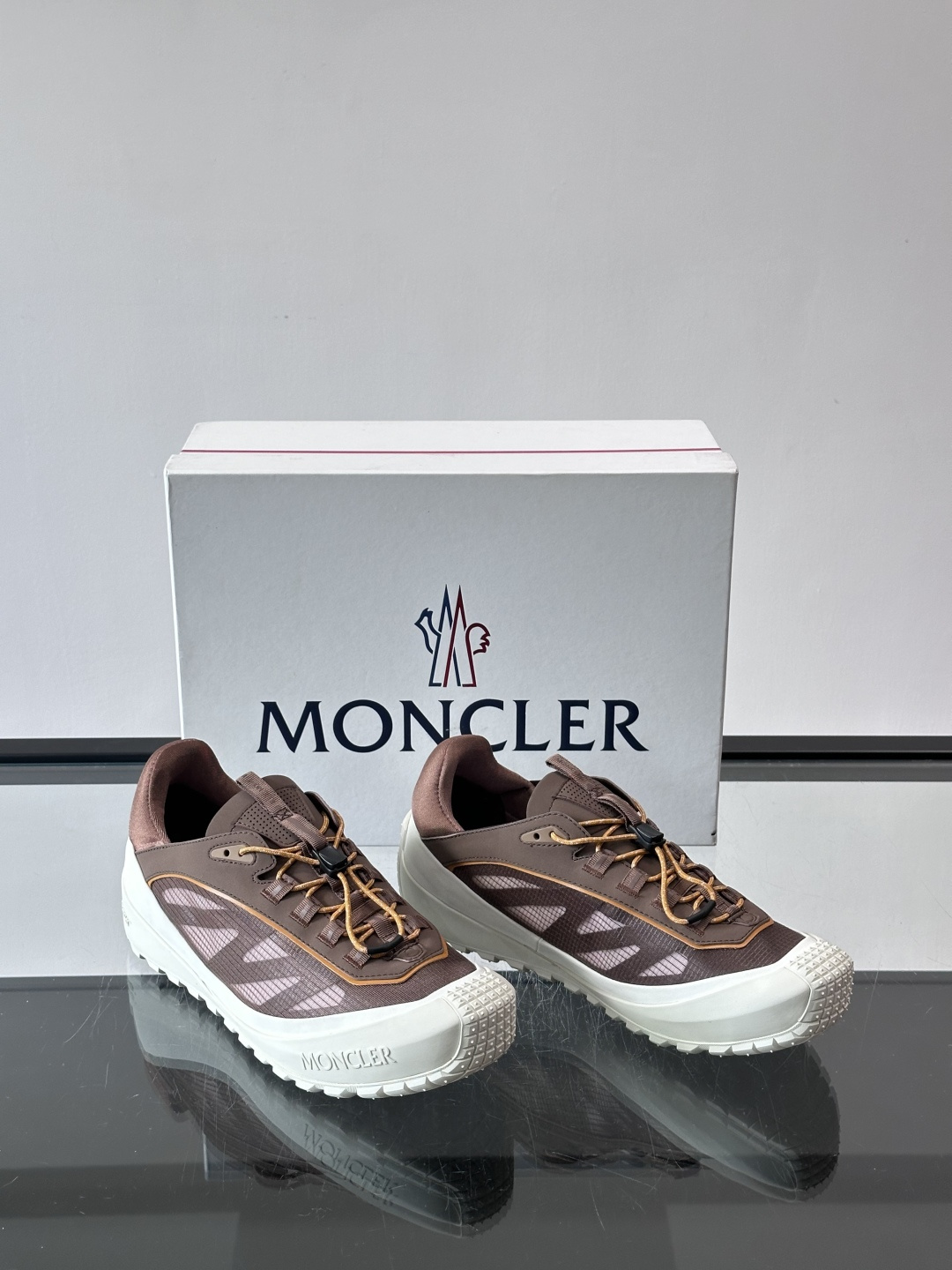 👟Moncler 2026秋季新款网面运动鞋，透气网布+皮革拼接，简约又有机能感。厚底设计，缓震舒适，适合通勤、旅行、户