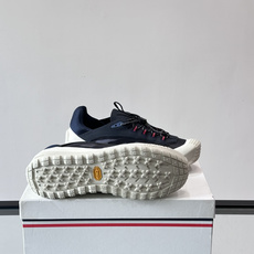 👟Moncler 2026秋季新款网面运动鞋,透气网布+皮革拼接,简约又有机能感。厚底设计,缓震舒适,适合通勤、旅行、户 👟Moncler 2026秋季新款网面运动鞋,透气网布+皮革拼接,简约又有机能感。厚底设计,缓震舒适,适合通勤、旅行、户