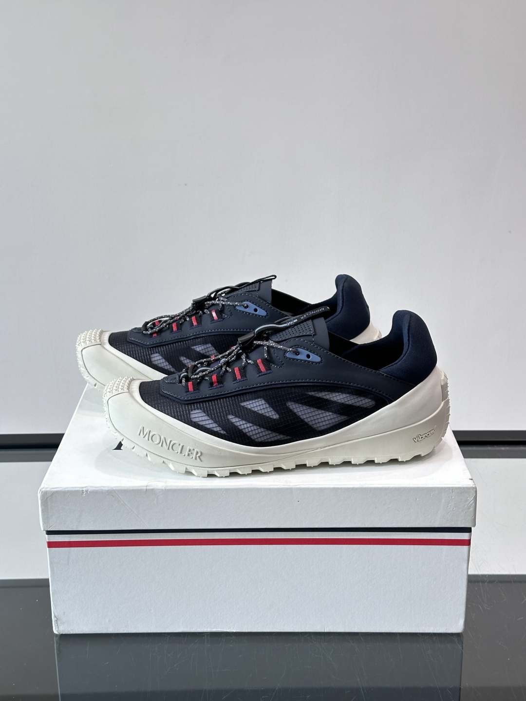 👟Moncler 2026秋季新款网面运动鞋,透气网布+皮革拼接,简约又有机能感。厚底设计,缓震舒适,适合通勤、旅行、户 👟Moncler 2026秋季新款网面运动鞋,透气网布+皮革拼接,简约又有机能感。厚底设计,缓震舒适,适合通勤、旅行、户