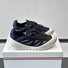 👟Moncler 2026秋季新款网面运动鞋,透气网布+皮革拼接,简约又有机能感。厚底设计,缓震舒适,适合通勤、旅行、户 👟Moncler 2026秋季新款网面运动鞋,透气网布+皮革拼接,简约又有机能感。厚底设计,缓震舒适,适合通勤、旅行、户