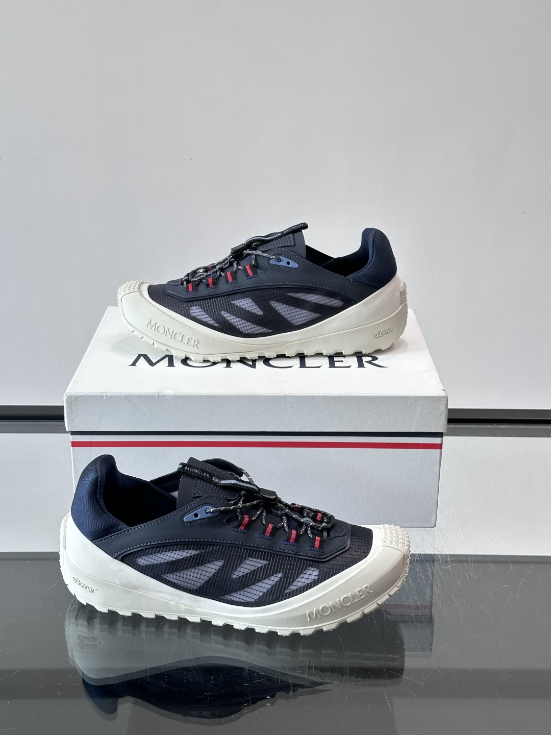 👟Moncler 2026秋季新款网面运动鞋,透气网布+皮革拼接,简约又有机能感。厚底设计,缓震舒适,适合通勤、旅行、户 👟Moncler 2026秋季新款网面运动鞋,透气网布+皮革拼接,简约又有机能感。厚底设计,缓震舒适,适合通勤、旅行、户