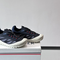 👟Moncler 2026秋季新款网面运动鞋,透气网布+皮革拼接,简约又有机能感。厚底设计,缓震舒适,适合通勤、旅行、户 👟Moncler 2026秋季新款网面运动鞋,透气网布+皮革拼接,简约又有机能感。厚底设计,缓震舒适,适合通勤、旅行、户