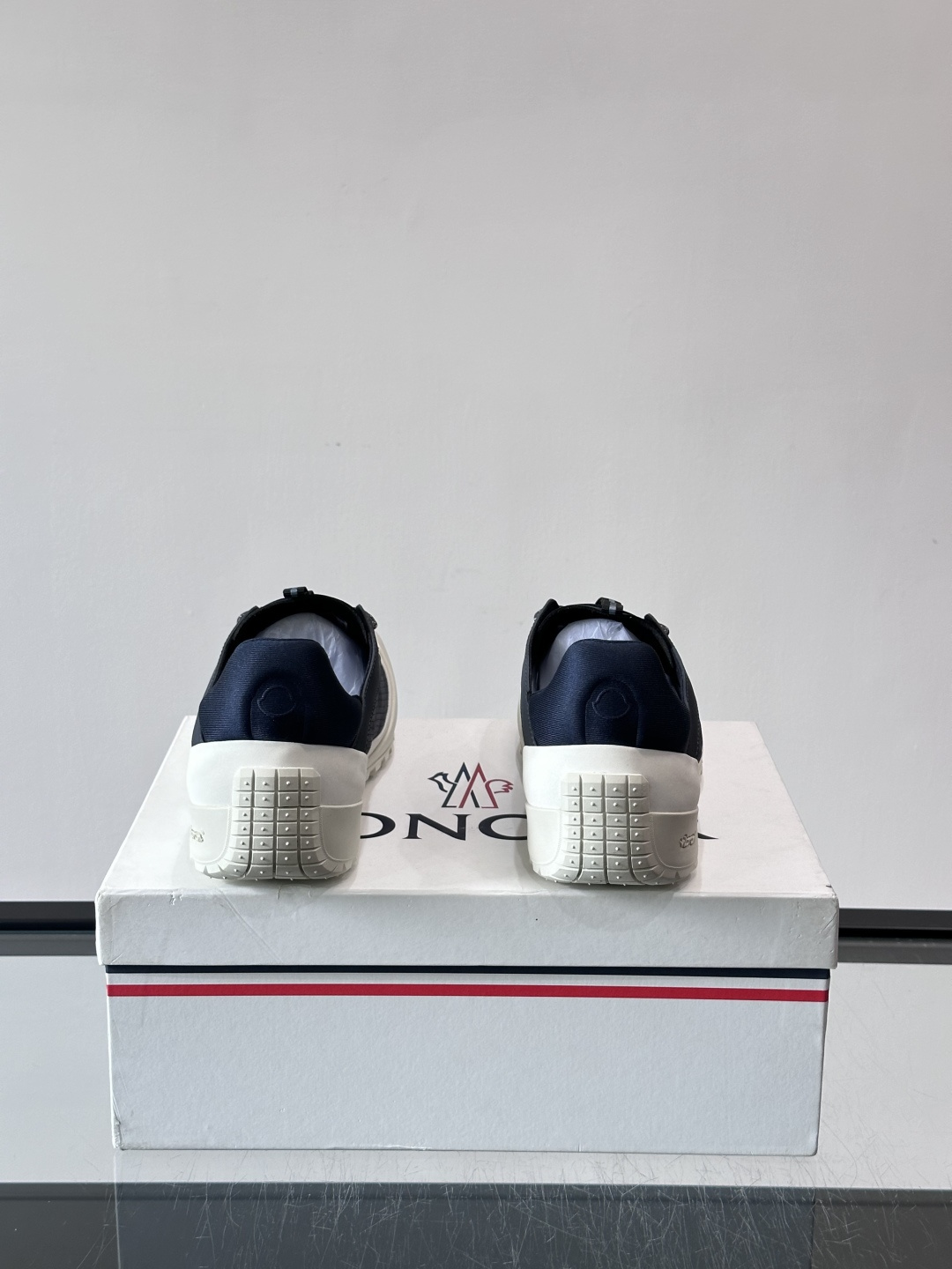 👟Moncler 2026秋季新款网面运动鞋,透气网布+皮革拼接,简约又有机能感。厚底设计,缓震舒适,适合通勤、旅行、户 👟Moncler 2026秋季新款网面运动鞋,透气网布+皮革拼接,简约又有机能感。厚底设计,缓震舒适,适合通勤、旅行、户