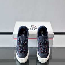 👟Moncler 2026秋季新款网面运动鞋,透气网布+皮革拼接,简约又有机能感。厚底设计,缓震舒适,适合通勤、旅行、户 👟Moncler 2026秋季新款网面运动鞋,透气网布+皮革拼接,简约又有机能感。厚底设计,缓震舒适,适合通勤、旅行、户