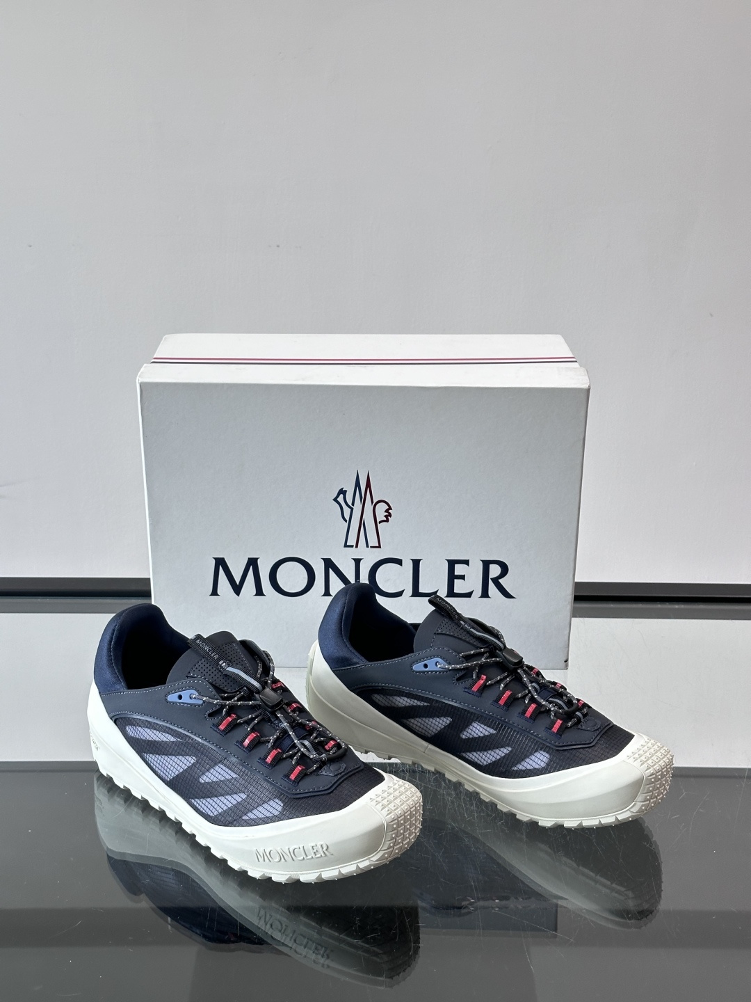 👟Moncler 2026秋季新款网面运动鞋,透气网布+皮革拼接,简约又有机能感。厚底设计,缓震舒适,适合通勤、旅行、户 👟Moncler 2026秋季新款网面运动鞋,透气网布+皮革拼接,简约又有机能感。厚底设计,缓震舒适,适合通勤、旅行、户