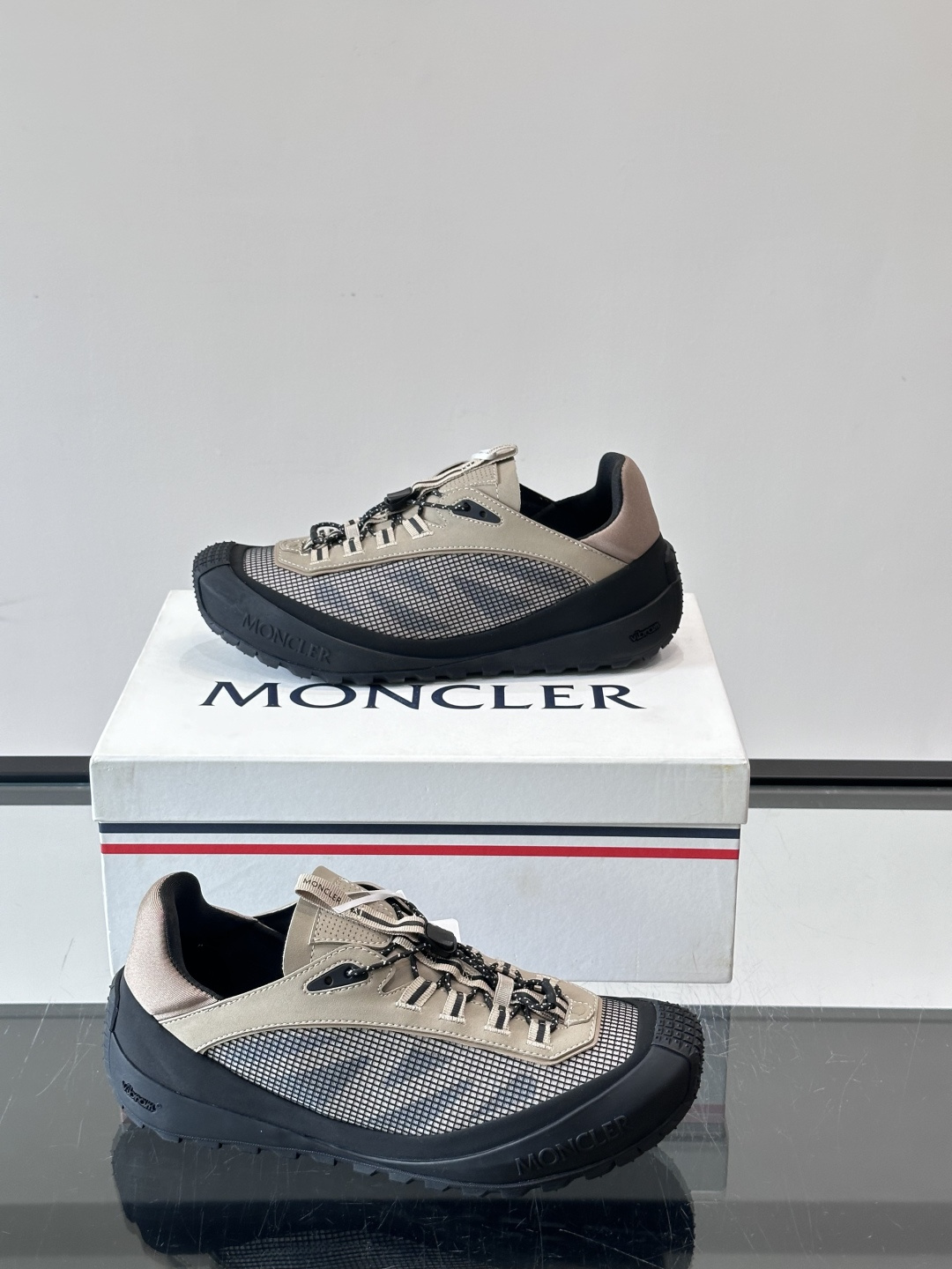 MONCLER蒙口TrailgriPLP男士牛皮革运动鞋👟这款TrailgriPLP男士运动鞋专为贴近户外而设计，将来自