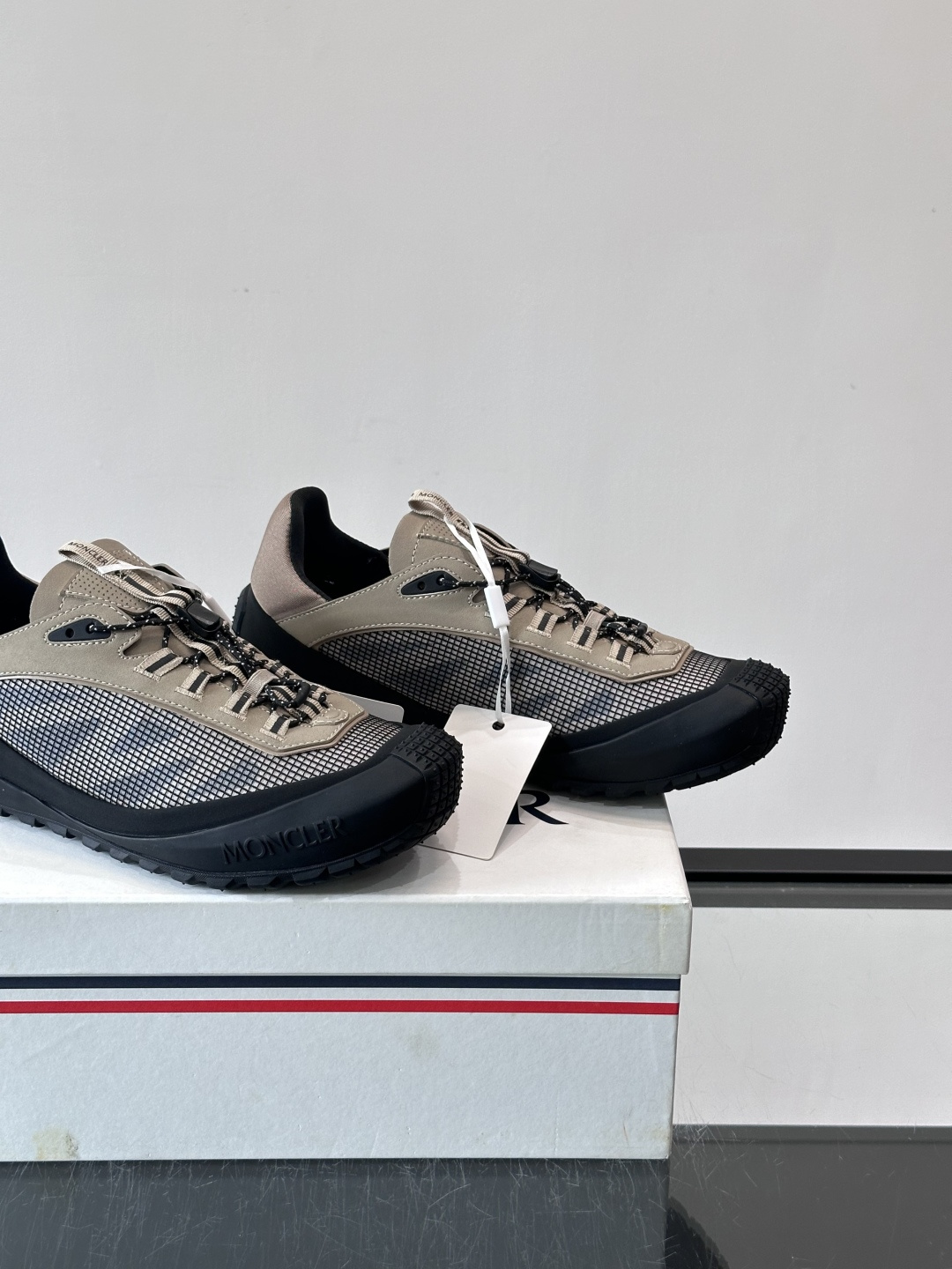 MONCLER蒙口TrailgriPLP男士牛皮革运动鞋👟这款TrailgriPLP男士运动鞋专为贴近户外而设计，将来自