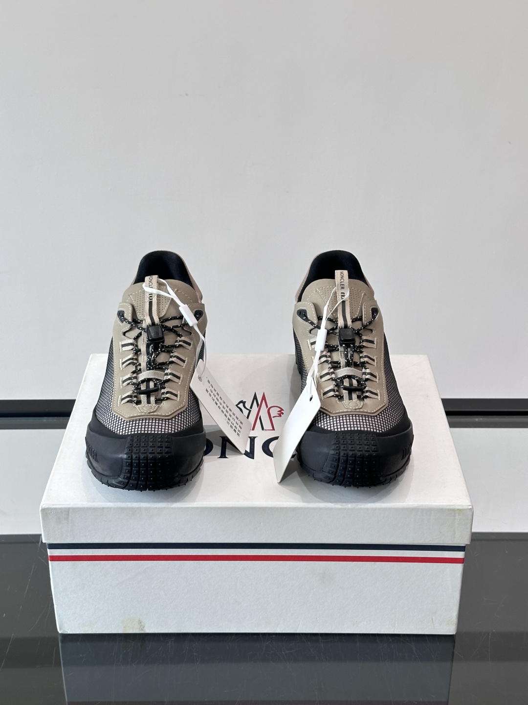 MONCLER蒙口TrailgriPLP男士牛皮革运动鞋👟这款TrailgriPLP男士运动鞋专为贴近户外而设计，将来自
