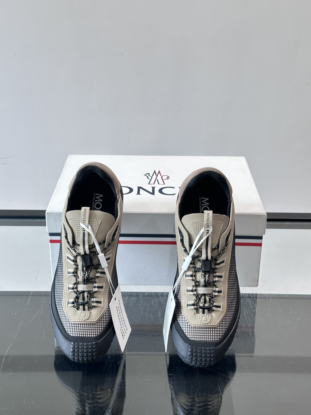 MONCLER蒙口TrailgriPLP男士牛皮革运动鞋👟这款TrailgriPLP男士运动鞋专为贴近户外而设计，将来自