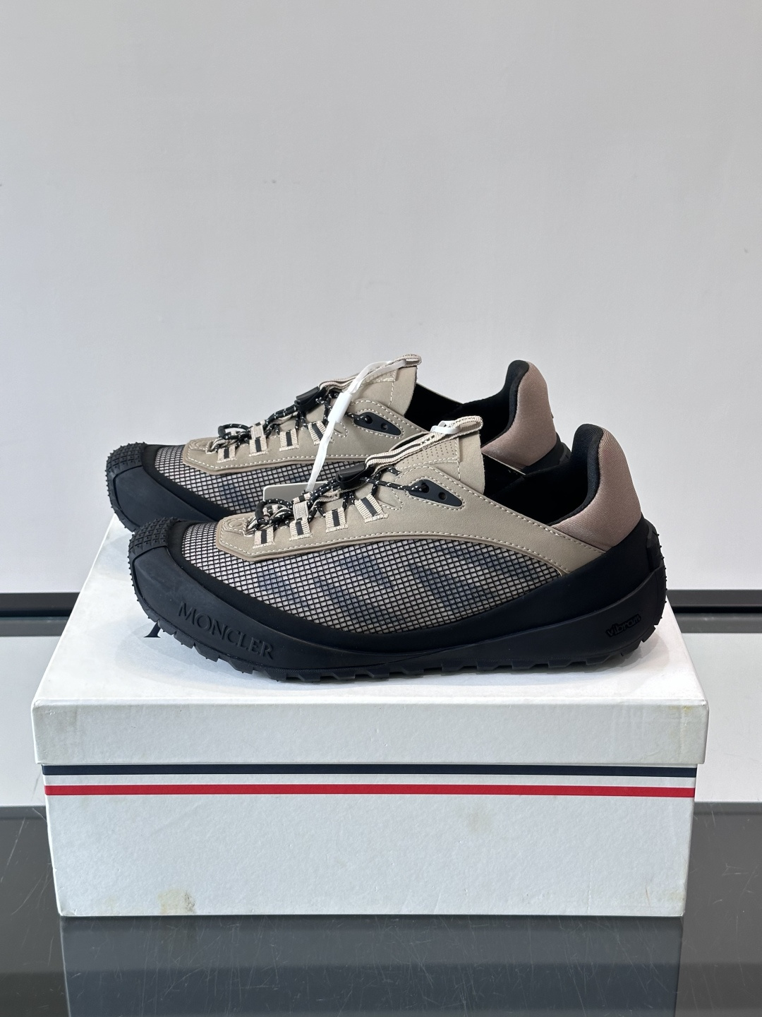 MONCLER蒙口TrailgriPLP男士牛皮革运动鞋👟这款TrailgriPLP男士运动鞋专为贴近户外而设计，将来自