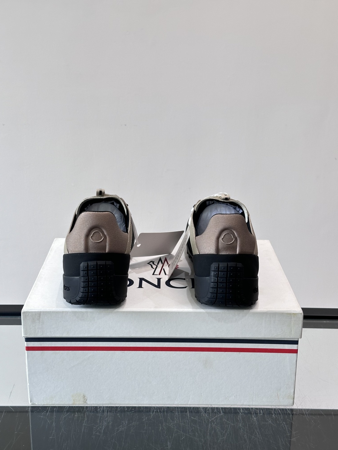 MONCLER蒙口TrailgriPLP男士牛皮革运动鞋👟这款TrailgriPLP男士运动鞋专为贴近户外而设计，将来自