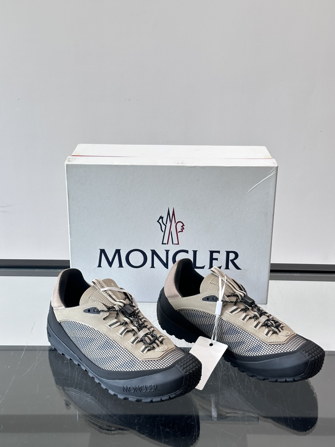 MONCLER蒙口TrailgriPLP男士牛皮革运动鞋👟这款TrailgriPLP男士运动鞋专为贴近户外而设计，将来自