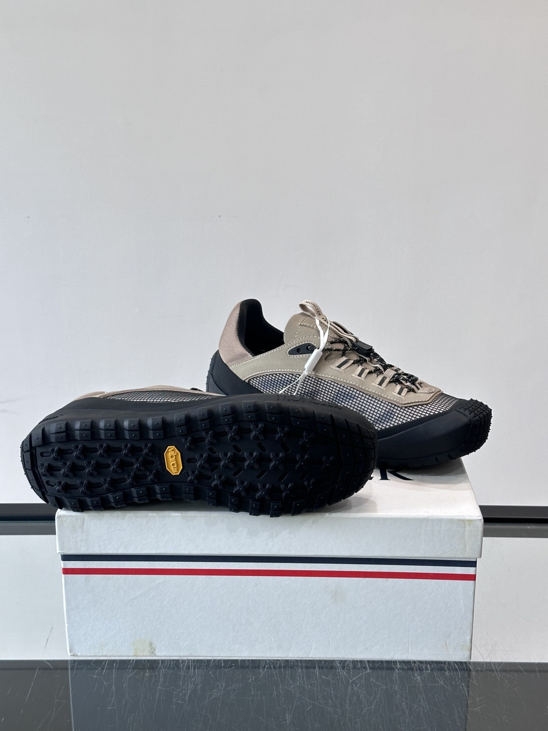 MONCLER蒙口TrailgriPLP男士牛皮革运动鞋👟这款TrailgriPLP男士运动鞋专为贴近户外而设计，将来自