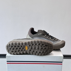 MONCLER蒙口TrailgriPLP男士牛皮革运动鞋👟这款TrailgriPLP男士运动鞋专为贴近户外而设计,将来自 MONCLER蒙口TrailgriPLP男士牛皮革运动鞋👟这款TrailgriPLP男士运动鞋专为贴近户外而设计,将来自