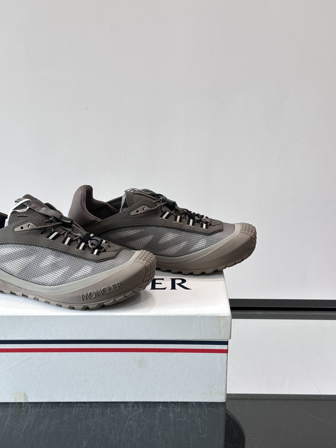 MONCLER蒙口TrailgriPLP男士牛皮革运动鞋👟这款TrailgriPLP男士运动鞋专为贴近户外而设计,将来自 MONCLER蒙口TrailgriPLP男士牛皮革运动鞋👟这款TrailgriPLP男士运动鞋专为贴近户外而设计,将来自